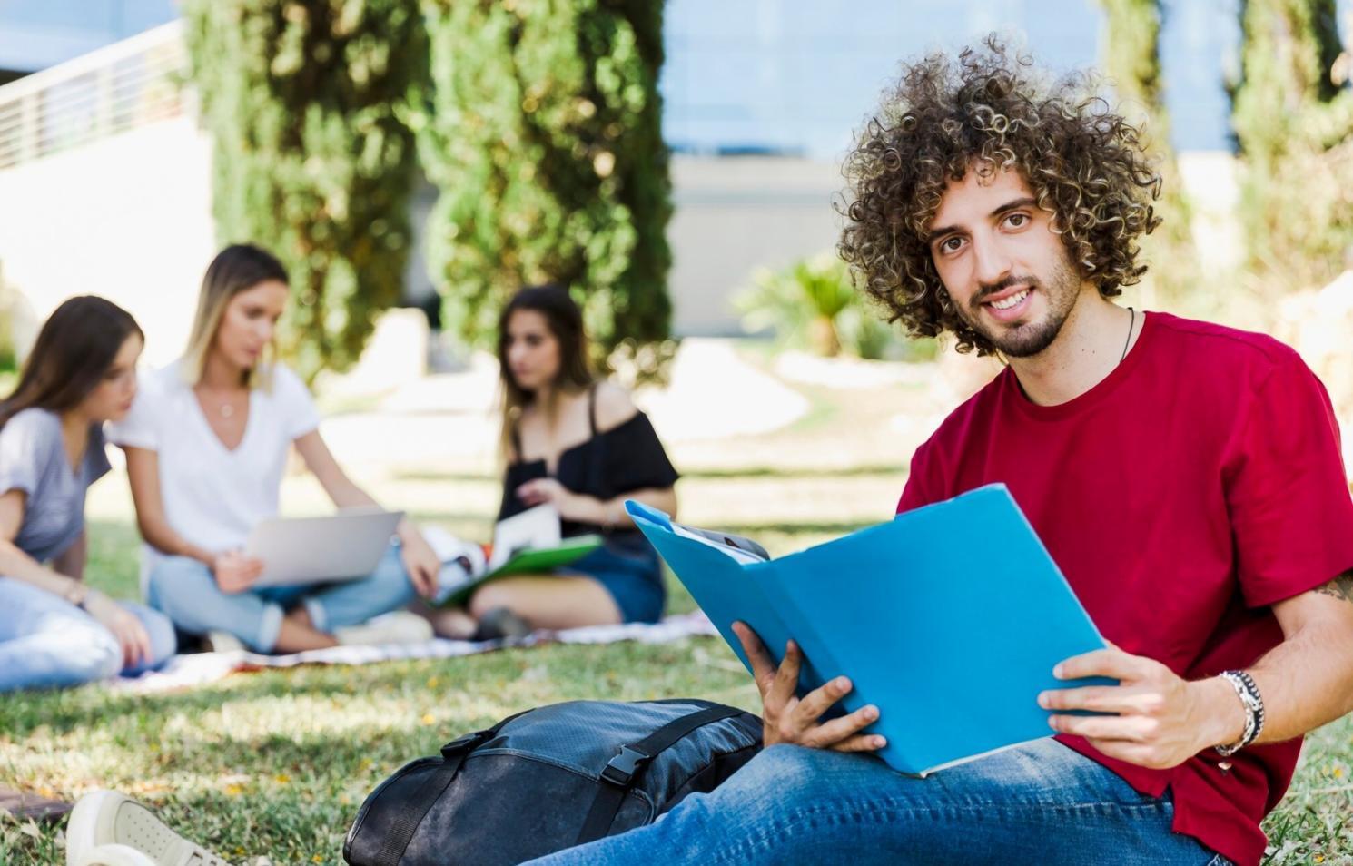 Profesionales analizando documentos financieros en sesión de trabajo