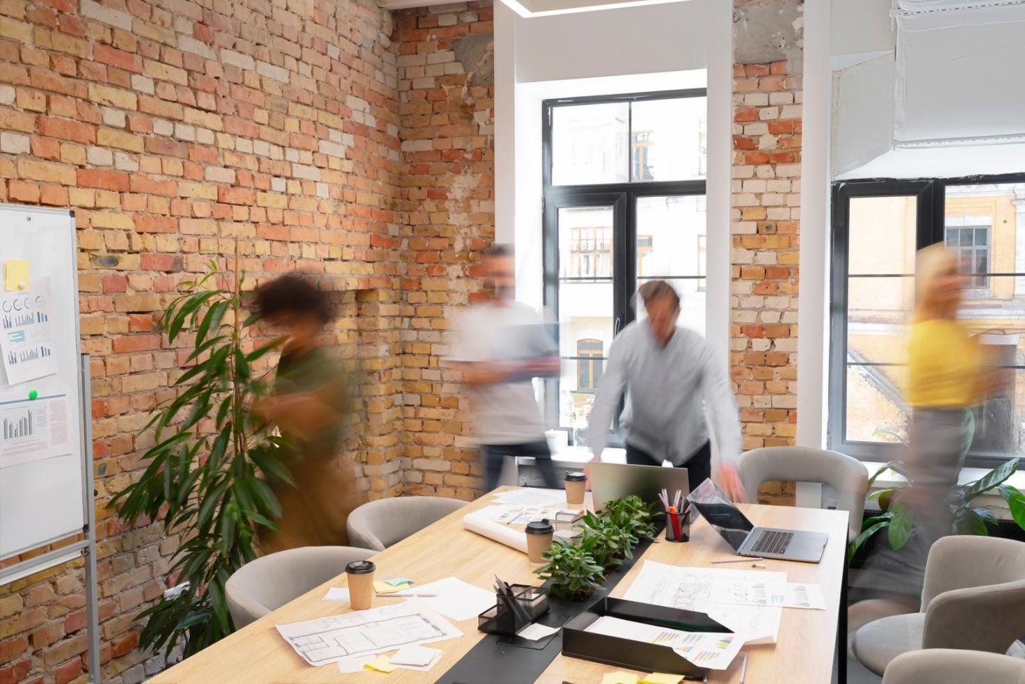 Profesionales analizando casos empresariales reales