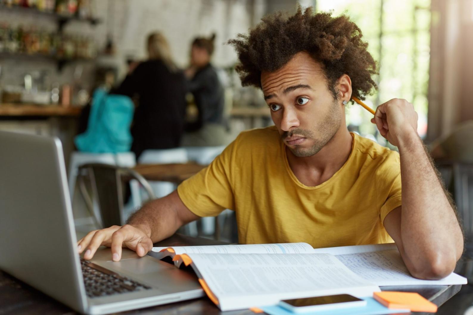 Sesión de simulación empresarial en aula moderna