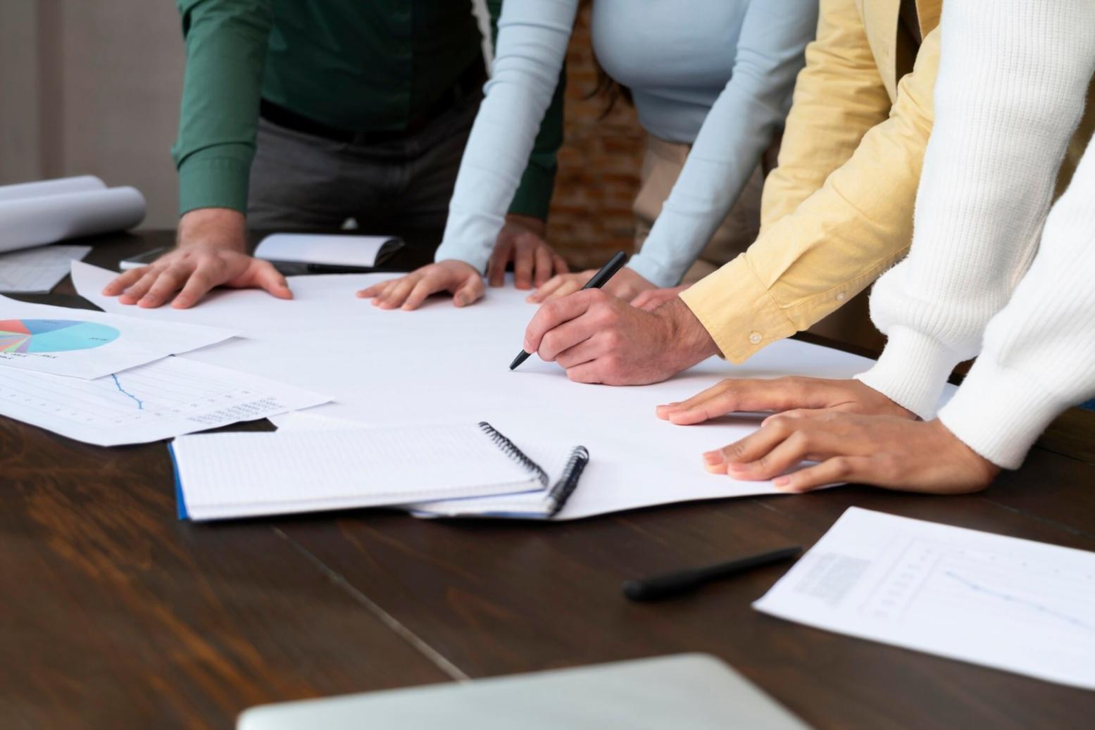 Equipo colaborando en análisis financiero