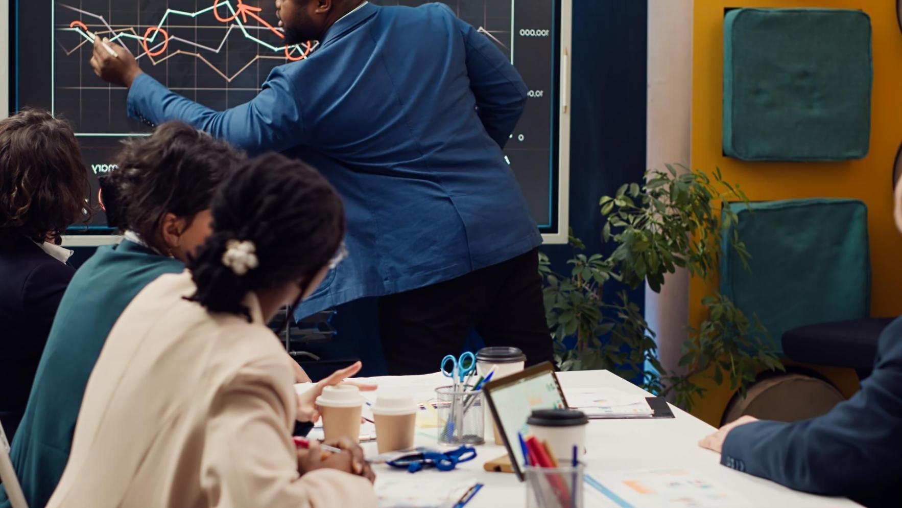 Sesión de trabajo colaborativo con documentos financieros